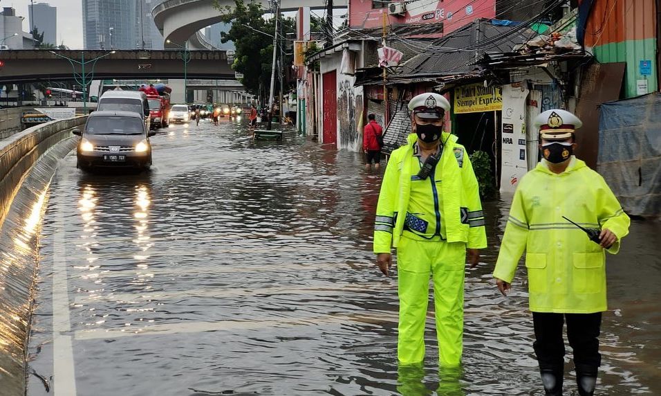 Banjir Jakarta Selatan: Damkar Gunakan Perahu Karet Untuk Evakuasi, Cek ...