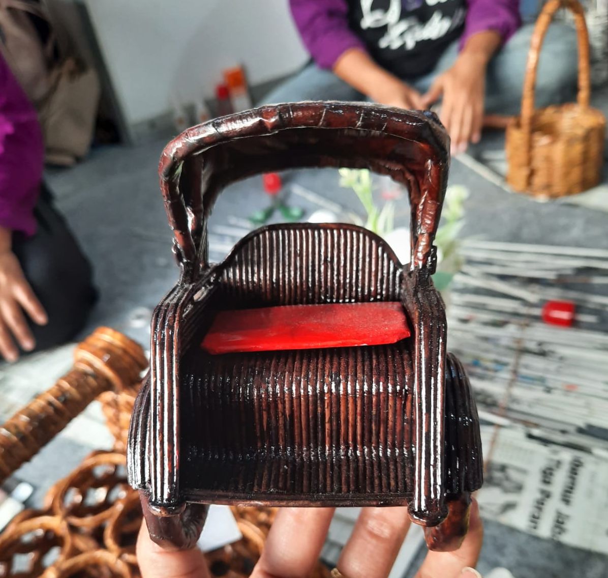 Miniatur becak dari hasil olahan limbah kertas di Kampung Kertas Ciamis