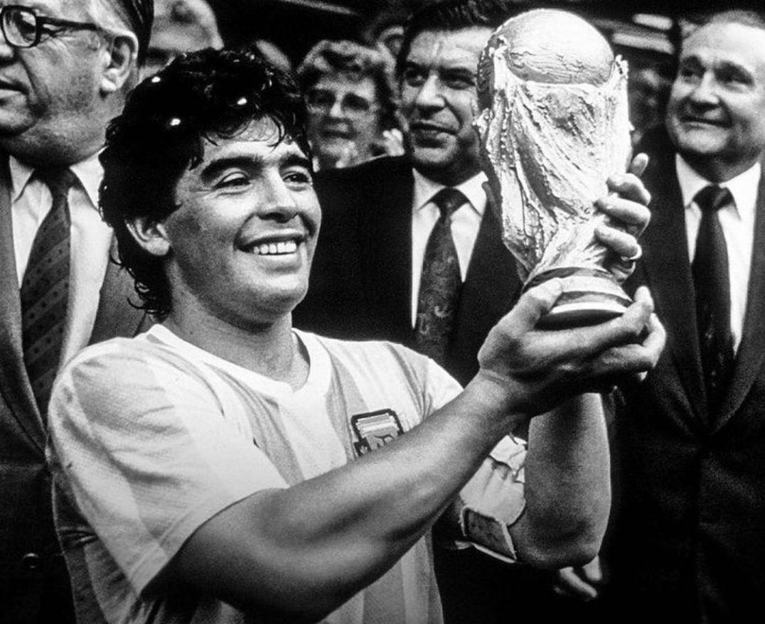 Diego Maradona saat membawa Timnas Argentina meraih gelar Piala Dunia tahun 1986 di Meksiko.