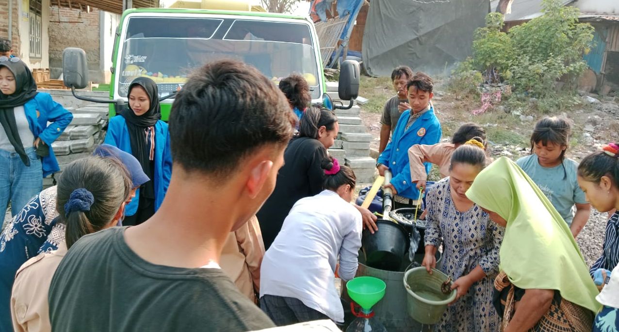 Saluran air bersih pada warga oleh sekelompok mahasiswa 