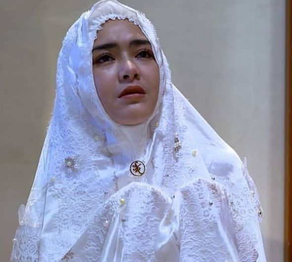 Adegan Amanda Manopo sebagai Andin adegan berdoa di sinetron Ikatan Cinta.*