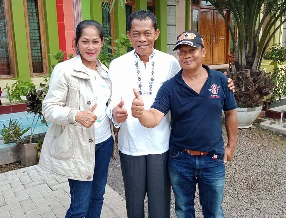 Mimin (kiri) ternyata pernah berpose bersama Bupati Subang Ruhimat (tengah)/Repost foto Mimin oleh Akun Facebook Da-Met