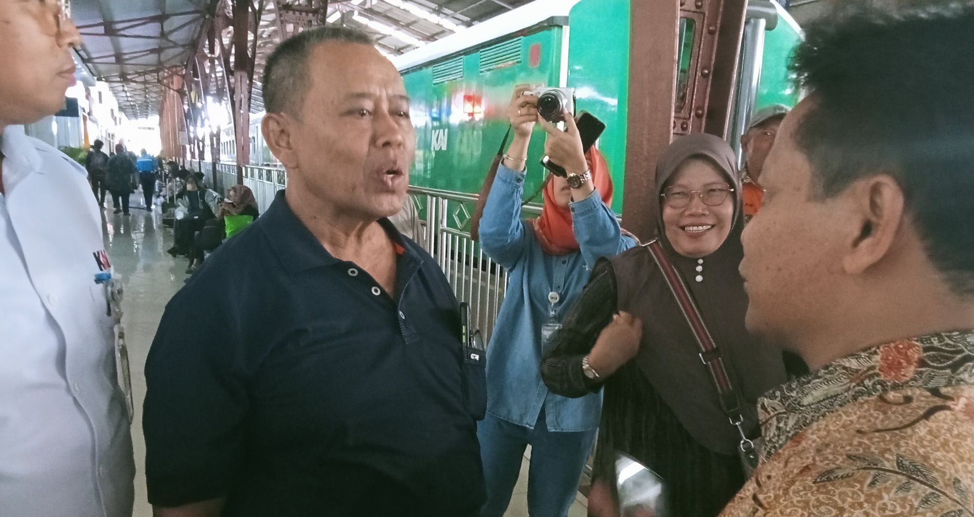 Senator DPD RI Abdul Kholik didampingi KS Purwokerto Darwoto menyapa penumpang di Stasiun Purwokerto, Jum'at (21/6/2024)