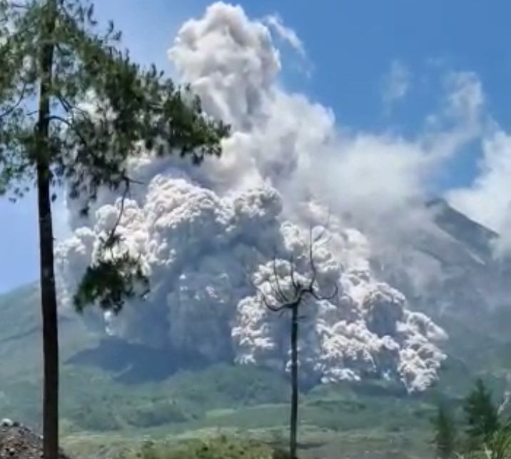 Gunung Merapi yang keluarkan abu panas hingga guyur Kota Magelang dan Boyolali.