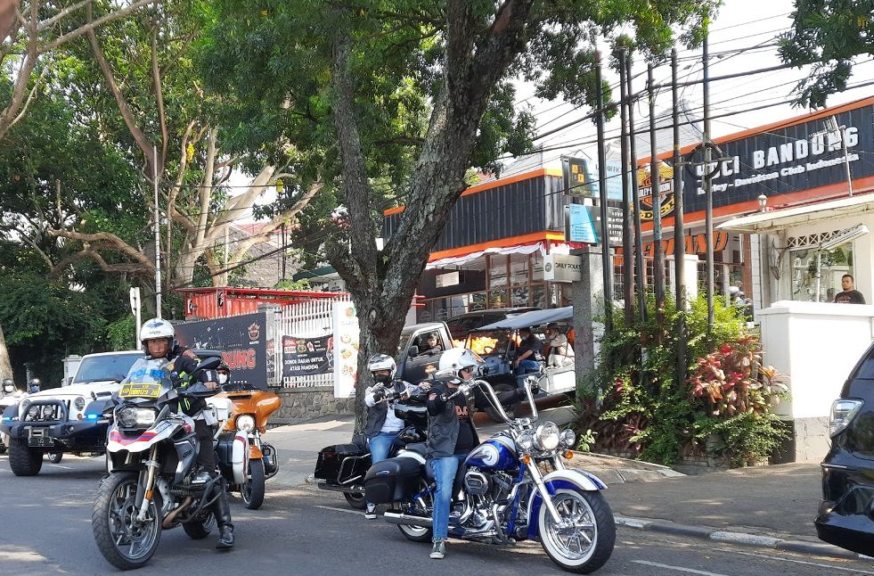  Anggota HDCI Bandung melakukan short riding dari sekretariat di Jalan Surapati ke dua titik kegiatan lainnya di Wyata Guna Jalan Pajajaran dan SD Gambir 042 di Jalan Samoja Kota Bandung.
