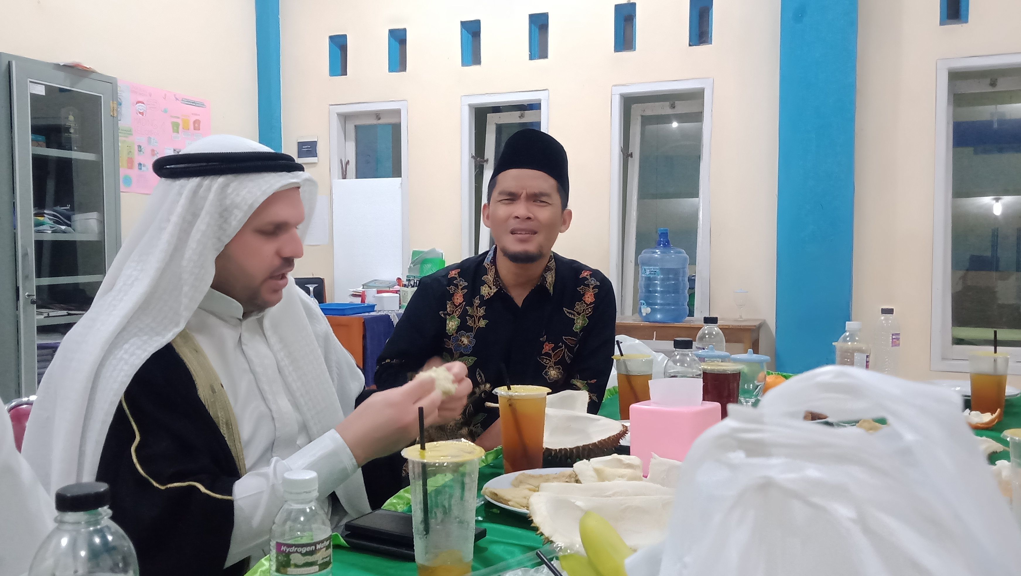 Syeikh Abdurrahman saat berada di SDIT Mutiara Hati, menikmati durian dan medoan khas Banjarnegara