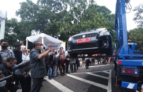 Plt Wali Kota Bandung, Yana Mulyana saat meresmikan mobil Bandrek atau Bandung Derek Hidrolik, Kamis 30 Desember 2021.