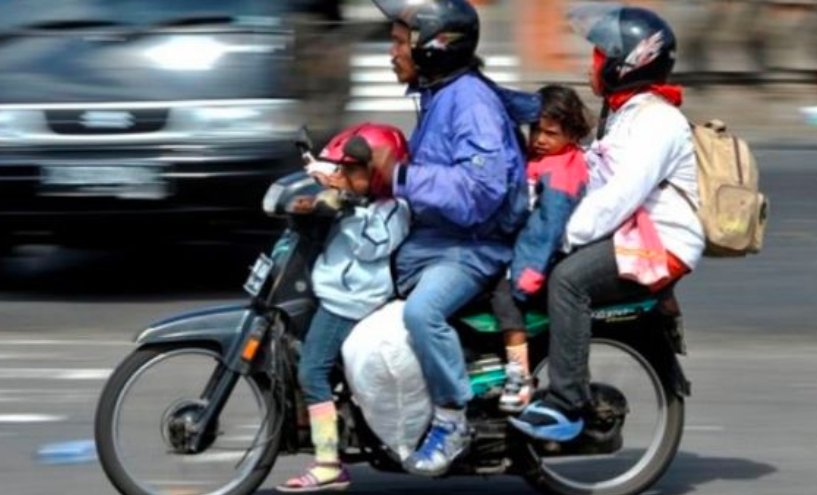 Ilustrasi bonceng anak yang tidak memperdulikan keselamatan. Viral video detik-detik penyelamatan balita 1 tahun yang terjepit di roda belakang sepeda motor.