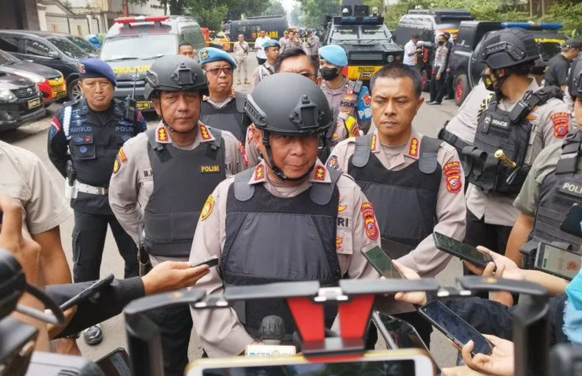 Kapolda Jawa Barat Irjen Pol Suntana saat memberikan keterangan pers di sekitar Markas Polsek Astanaanyar, Kota Bandung, Jawa Barat, Rabu 7 Desember 2022. Ia menyebutkan jumlah korban 11 orang.