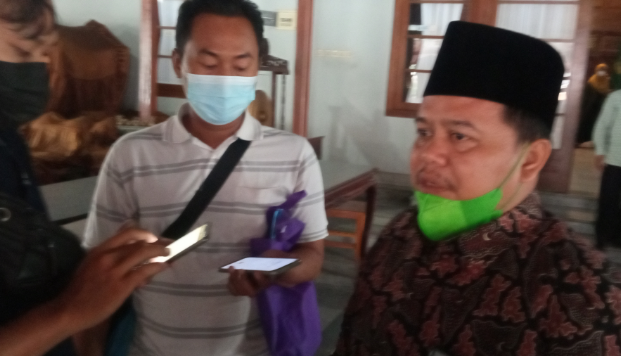 Forum Banyumas Menggugat diwakili oleh KH Maulan Ahmad Hasan memberikan keterangan pers seusai melakukan audiensi dengan Bupati Banyumas Achmad Husein di Pendopo Si Panji Purwokerto, Rabu 10 Nopember 2021.