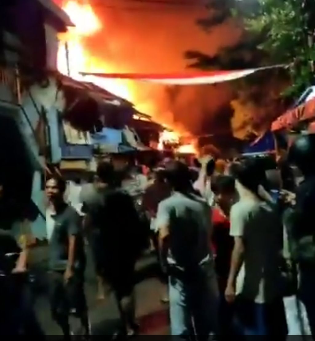 15 Unit Damkar Dikerahkan Pada Kebakaran Di Petamburan Ii Beda Satu Gang Dengan Kediaman Rizieq Berita Subang