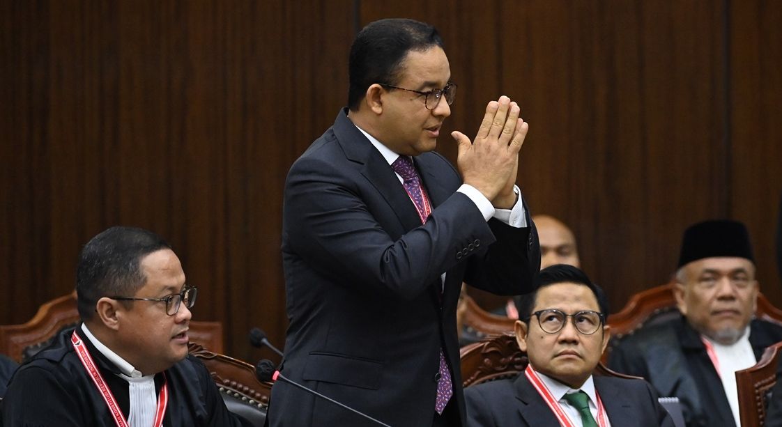 Calon presiden nomor urut 1 Anies Baswedan (kedua kiri) didampingi calon wakil presiden nomor urut 1 Muhaimin Iskandar (kedua kanan) memberikan salam saat menghadiri sidang putusan perselisihan hasil Pilpres 2024 di Gedung Mahkamah Konstitusi, Jakarta, Senin, A22 April 2024.