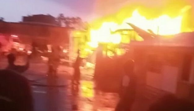 Kobaran api melahap sedikitnya enam lapak pedagang kaki lima yang ada di area Pasar Cikurubuk HPKP 1 Tasikmalaya Minggu sore 19 Maret 2023./Edi Mulyana/Priangantimurnews/PRMN   