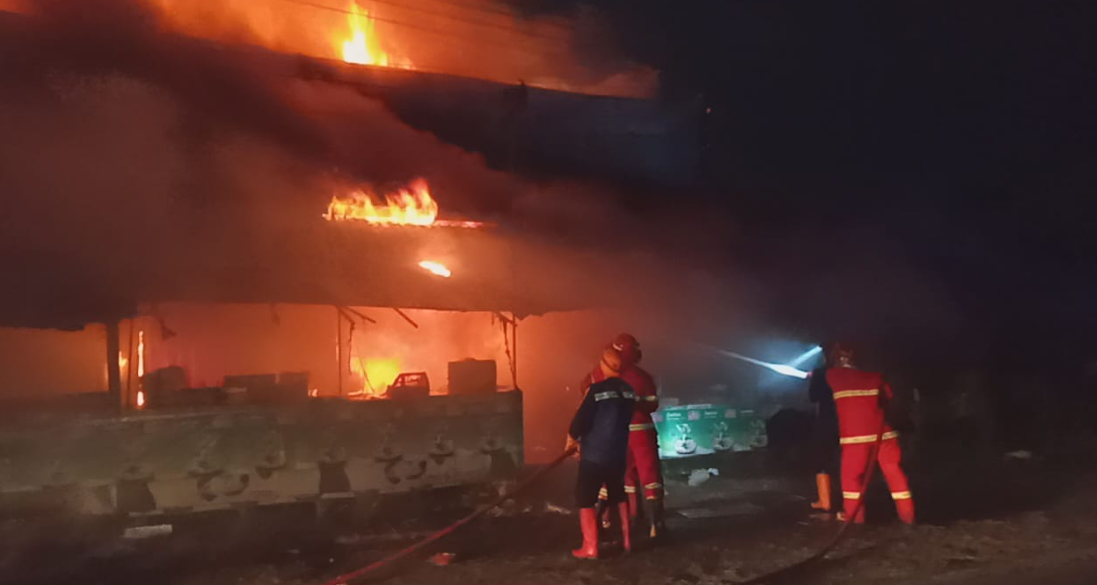 BREAKING NEWS! Pasar Perja Banjarnegara Terbakar, Petugas Lakukan Pemadaman