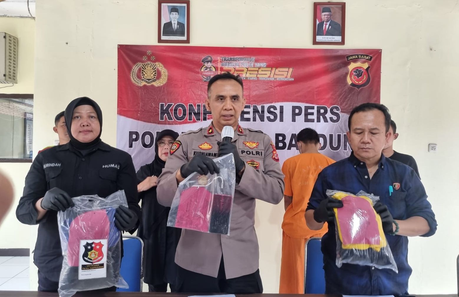 Kapolsekta Panyileukan Komisaris Kurniawan bersama dua pelaku penjambretan di Mapolsekta Panyileukan di Wilayah Cibiru, Kota Bandung, pada Minggu 18 Februari 2024.