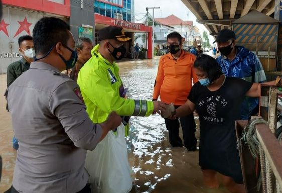 Kapolres Subang berbagi nasi kotak kepada pengungsi banjir, setidaknya 18 Kecamatan dari 33 Kecamatan di Kabupaten Subang terdampak bencana banjir.