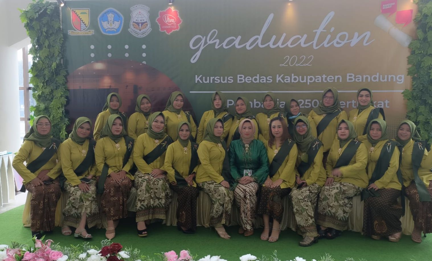 Pimpnan LKP Puspa Indah Bandung, Nuki Hestia  bersama para peserta Graduation pelatihan.