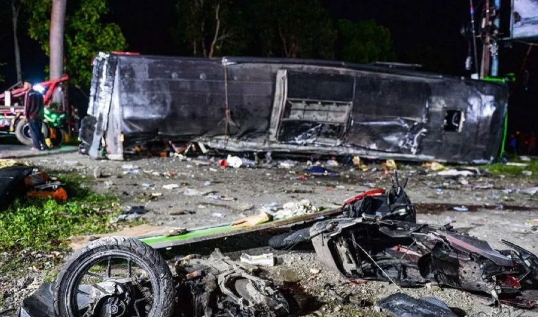 Kondisi bus pariwisata yang membawa rombongan pelajar SMK Depok dan sepeda motor yang terlibat kecelakaan di Desa Palasari, Kecamatan Ciater, Kabupaten Subang, Jawa Barat, Sabtu 11 Mei 2024 malam. Sebanyak 11 orang dlaporkan meninggal dunia, lainnya luka-luka. 