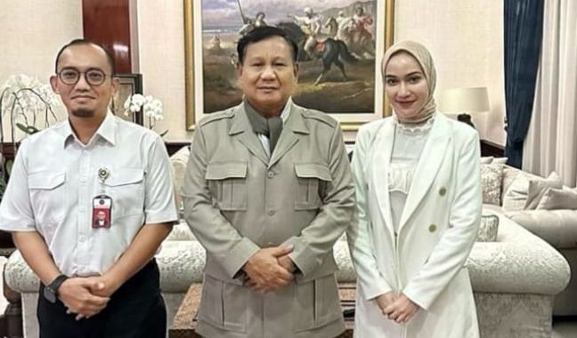 Dahnil Anzar Simanjuntak bersama calon istrinya,  Muna Soraya, mengapit Menteri Pertahanan Prabowo Subianto/Tangkapan Layar/@dahnil_anzar_simanjuntak