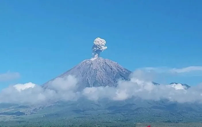 Dalam 3 Jam Gunung Semeru Di Jatim Erupsi 3 Kali, Waspadai Awan Panas ...