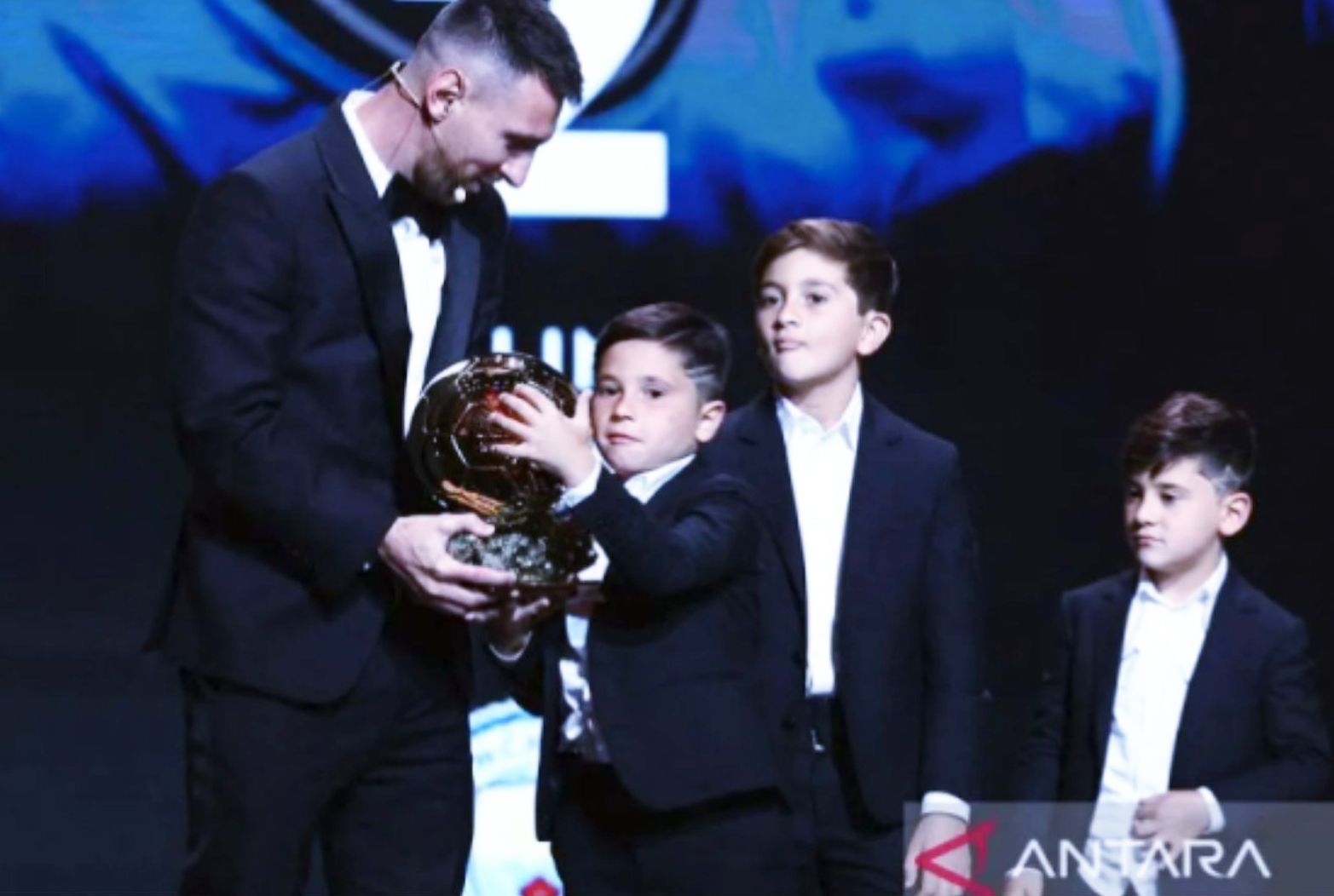 Pemain Inter Miami Lionel Messi (kiri) bersama putranya Thiago (kedua kiri), Mateo (kedua kanan) dan Ciromeraih (kanan) setelah menerima penghargaan Ballon d'Or 2023 sebagai pemain terbaik dunia untuk kedelapan kalinya di Teater Chatelet, Paris, Prancis, Senin (30/10/2023).