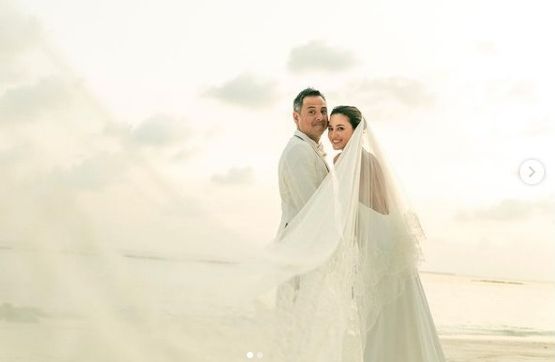 Kabar bahagia dari pasangan Julie Estelle dan David Tjiptobiantoro yang telah melangsungkan pernikahannya pada Februari lalu di Maldives.*