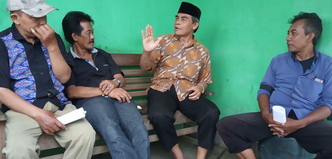 Wakil Ketua Bidang Agama dan Kerohanian DPD Partai Golkar Jawa Tengah, Drs H Yusuf Hidayat, MH (tengah) saat berbincang bersama konstituen di Dapilnya