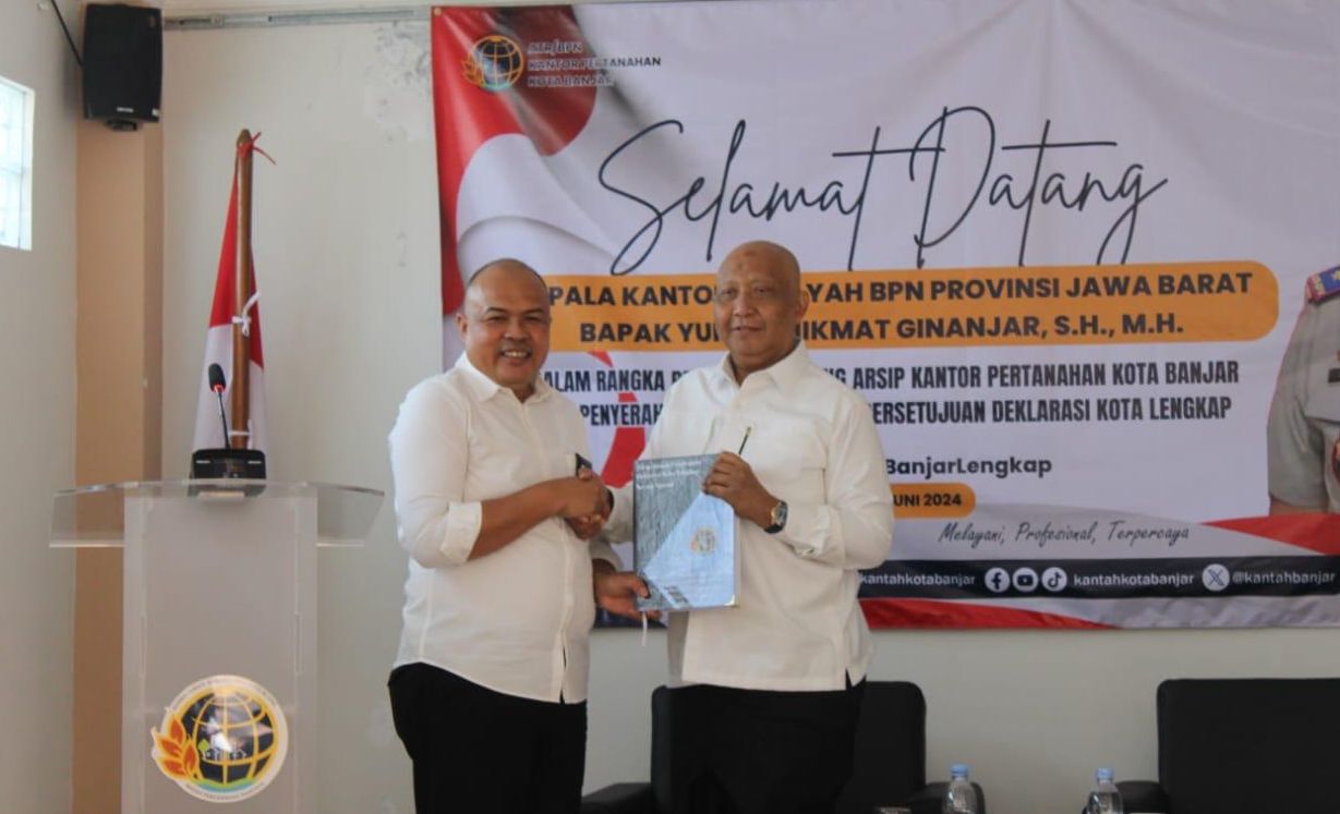Kakan Syamu menyerahkan Permohonan Persetujuan Deklarasi Kota Lengkap Kantor Pertanahan Kota Banjar kepada Kakanwil Badan Pertanahan Nasional Provinsi Jawa Barat, Yuniar Hikmat Ginanjar