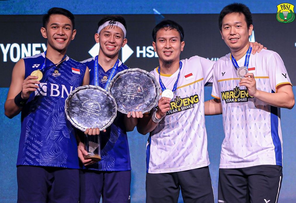 Pasangan pebulutangkis peringkat 1 dunia, Fajar Alfian/Muhammad Rian Ardianto sukses merengkuh gelar juara All England 2023, Minggu, 19 Maret 2023, setelah mengalahkan Ahsan/Hendra.