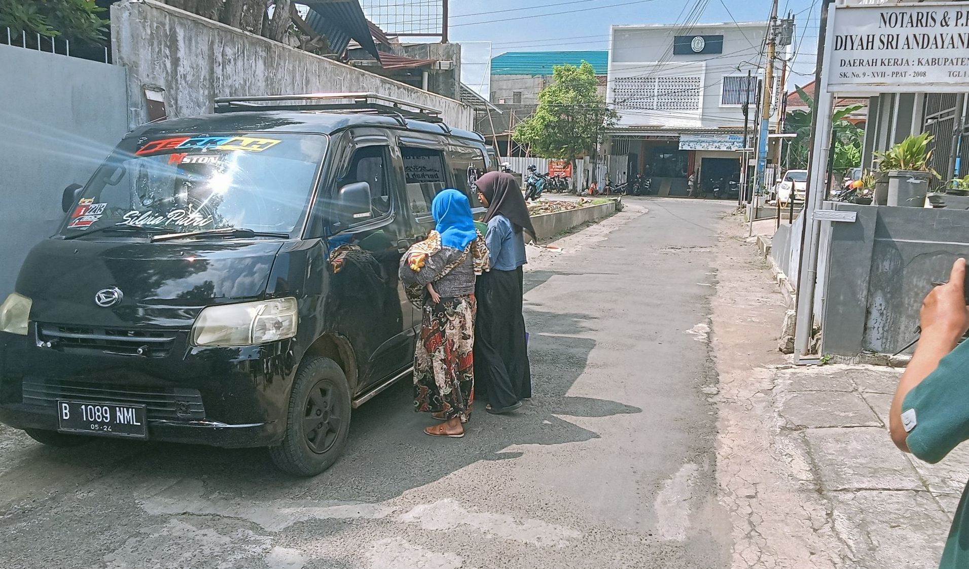 Keluarga Korban Rudapaksa Anak Dibawah Umur asal Desa Sumpiuh Kecamatan Sumpiuh Kabupaten Banyumas Jawa Tengah berangkat ke Polresta Banyumas, Kamis (27/6/2024)