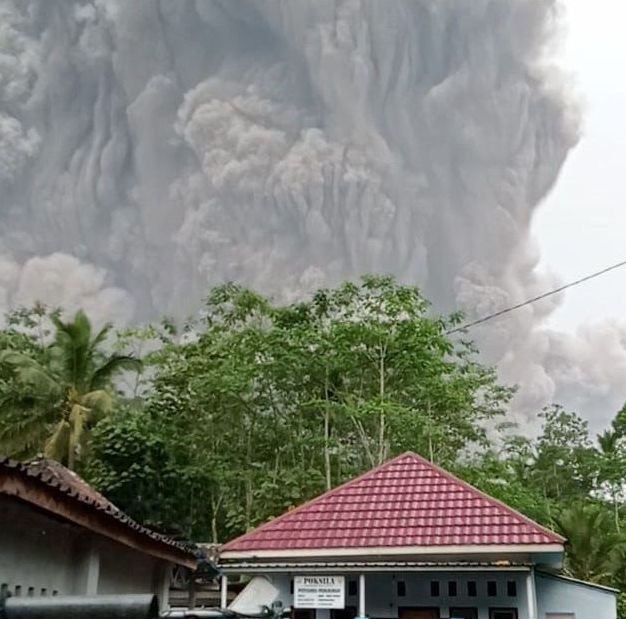 Erupsi Gunung Sumeru Lumajang. Kisah Rumini Sumeru membuat warganet pilu.