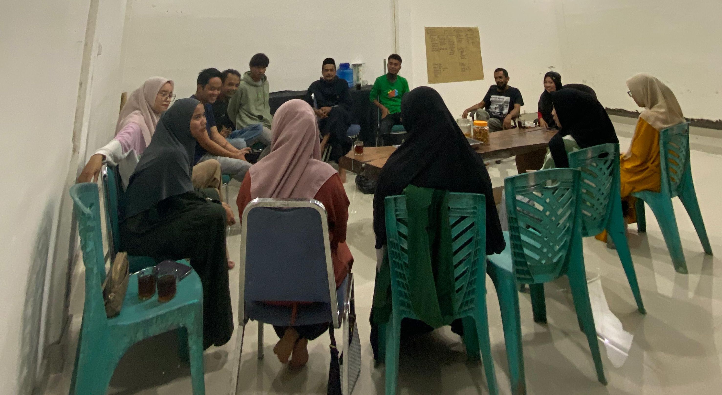 Karang Taruna Nusa Indah, Dana Mitra Tani (DMT), serta Gerakan Petani Alami Bajiminasa (Gertani) dan beberapa tokoh dari Era Store membahas strategi pengembangan produk kue jipang/WartaBulukumba.Com