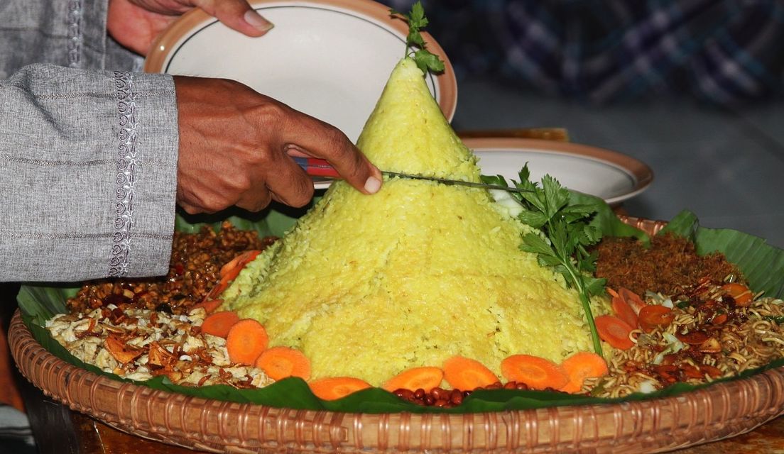Ilustrasi tumpeng. FAKTA Nasi Tumpeng, Jangan Potong Ujungnya, Intip Cara Nikmati Ikon Tradisional Kuliner Indonesia