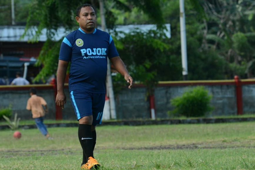 Isyto Balun saat memastikan bahwa tendangan bebasnya ke arah gawang Alumni Makasar haru membuahkan gol untuk menyamakan kedudukan menajdi 1-1.