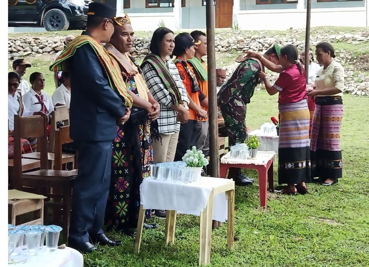Babinsa Koramil 1621-04 Amanatun Utara menghadiri upacara peringatan Hari Pendidikan Nasional (Hardiknas) yang bertempat di SD Inpres Nano, Desa Nano, Kec. Boking, Kab. Timor Tengah Selatan.