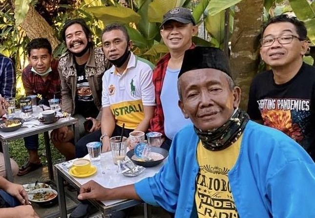 Innalillahi, dunia hiburan Tanah Air kembali berduka atas meninggalnya Yanto Tampan (baju biru).
