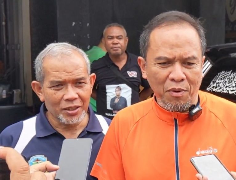 Ketua DPD PKS H.Yadi Mulyadi saat menjawab pertanyaan wartawan terkait keikutsertaannya dalam joging yang diinisiasi Gerindra.*