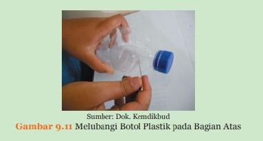 Melubangi Botol Plastik pada Bagian Atas