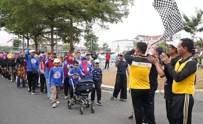 Ratusan warga Ngentak kelurahan Caturtunggal, kapanewon Depok, Sleman antusias melaksanakan kegiatan jalan sehat bersama Kapolda DIY