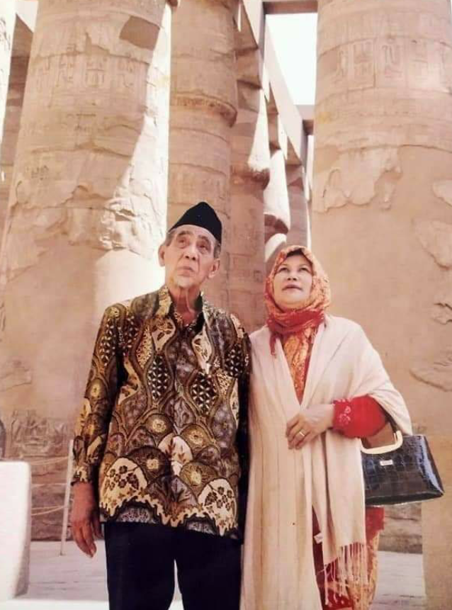 Mbah Mken beserta istri, KH Maimoen Zubair pernah memberikan nasehat berupa doa agar rezeli melimpah dan keluarga sakinah