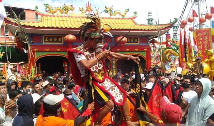 ilustrasi atraksi tatung dalam perayaan cap go meh