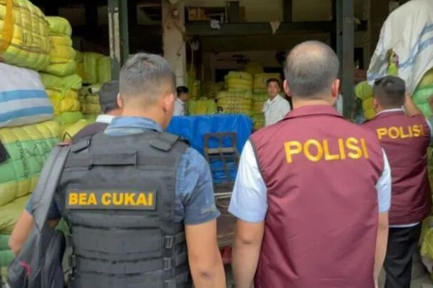 Dittipideksus Bareskrim Polri dan Tim Direktorat Jenderal (Ditjen) Bea Cukai saat menggrebek gudang pakaian bekas impor atau thrifting di Jalan Kramat Soka Nomor 19 RT 002 RW 002, Kelurahan Kramat, Kecamatan Senen, Jakarta Pusat.