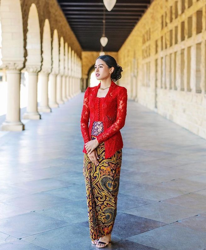 Maudy Ayunda tampak cantik mengenakan batik warna merah saat kelulusan dari Stanford Univesity
