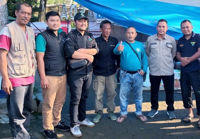 Tim pendistribusian bantuan bencana alam gempa bumi  Kabupaten Cianjur berfoo bersama  usai berkoordinasi menentukan titik penyalurkan bantuan.