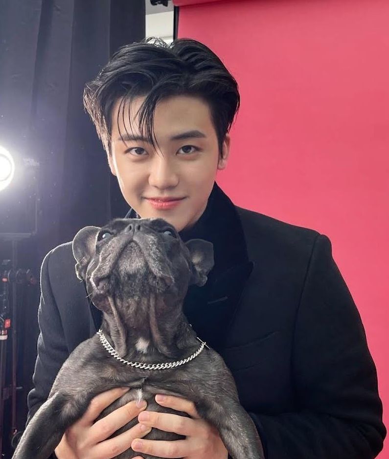 Senyuman Jaemin NCT bersama anjing
