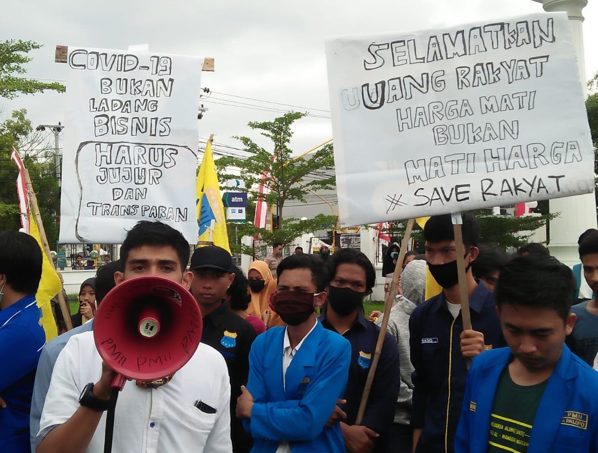 PMII Palopo saat berunjuk rasa di depan Kantor Wali Kota Palopo. /Yasri.
