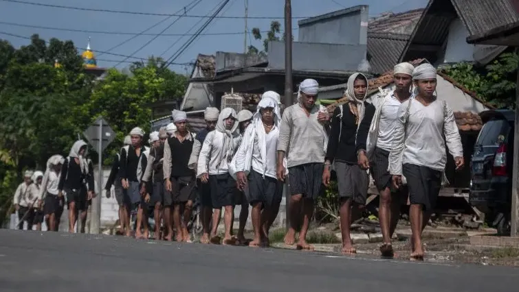Warga Suku Baduy Dalam berjalan kaki ke Rangkasbitung untuk mengikuti ritual tradisi Seba Baduy di Cimarga, Lebak, Banten, Jumat (6/5/2022). ANTARA FOTO/Muhammad Bagus Khoirunas/tom/am.