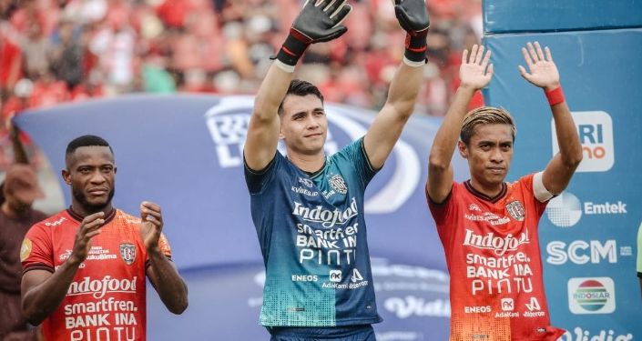 Nadeo Argawinata (tengah), Bali United dirumorkan incar Hilmansyah antisipasi kepergian kiper utama.