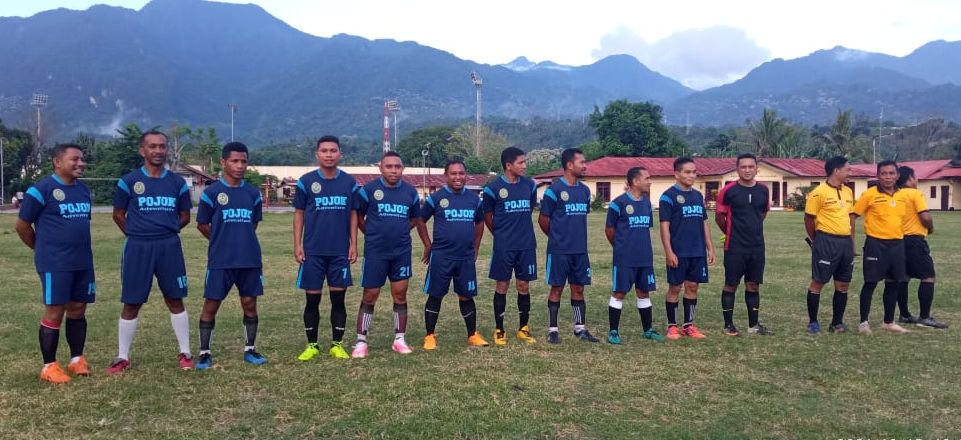 Para pemain Shopia Ledalero bersiap-siap untuk laga melawan Alumni Kupang.