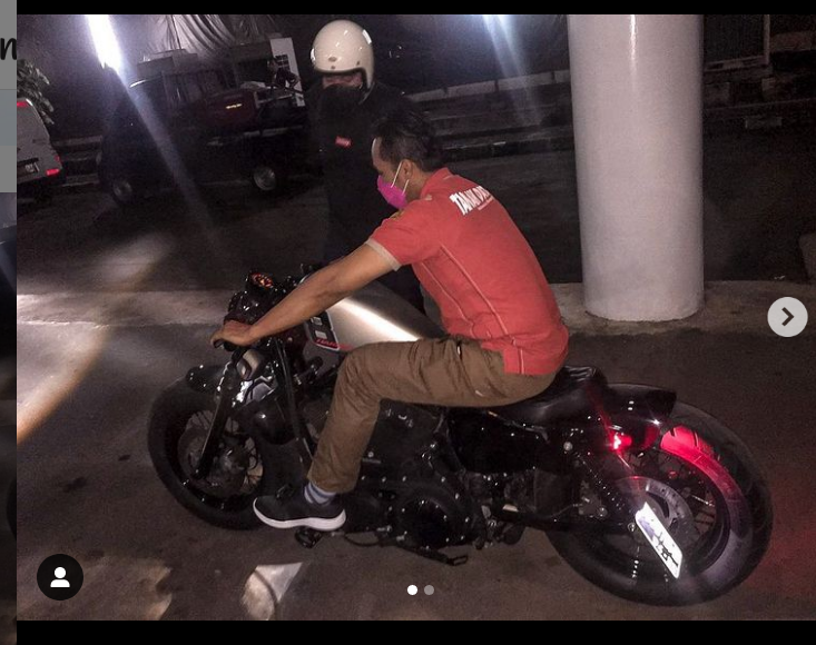 Lord Adi peserta MasterChef Indonesia Season 8 tengah mencoba motor Harley Davidson